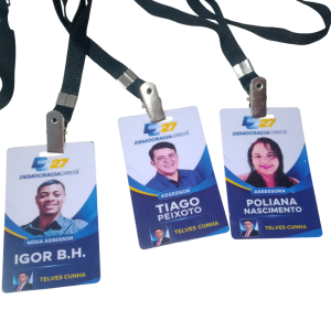 Crachás personalizados com cordão