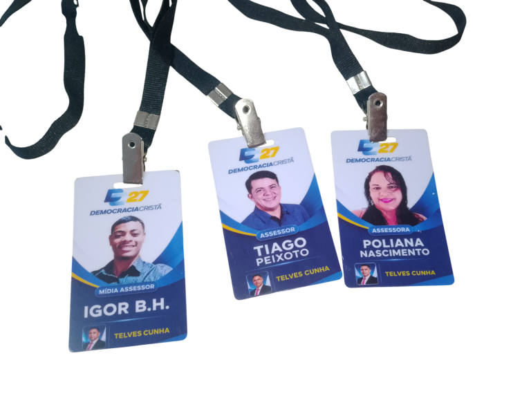 Crachás personalizados com cordão
